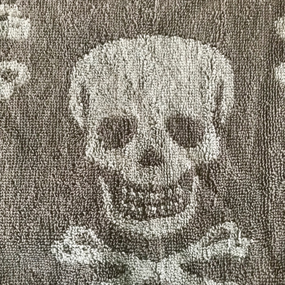 Betsey Johnson 3 Towels Skelator Skull Purple Set - Picture 4 of 6